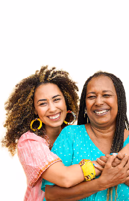 Clientes Itaú, mãe e filha, abraçadas e sorrindo.
