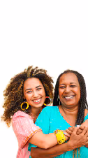 Clientes Itaú, mãe e filha, abraçadas e sorrindo.